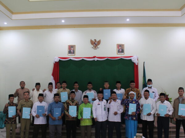 Penyerahan Izin Operasional dan Piagam Nomor Statistik Pondok Pesantren (NSPP)